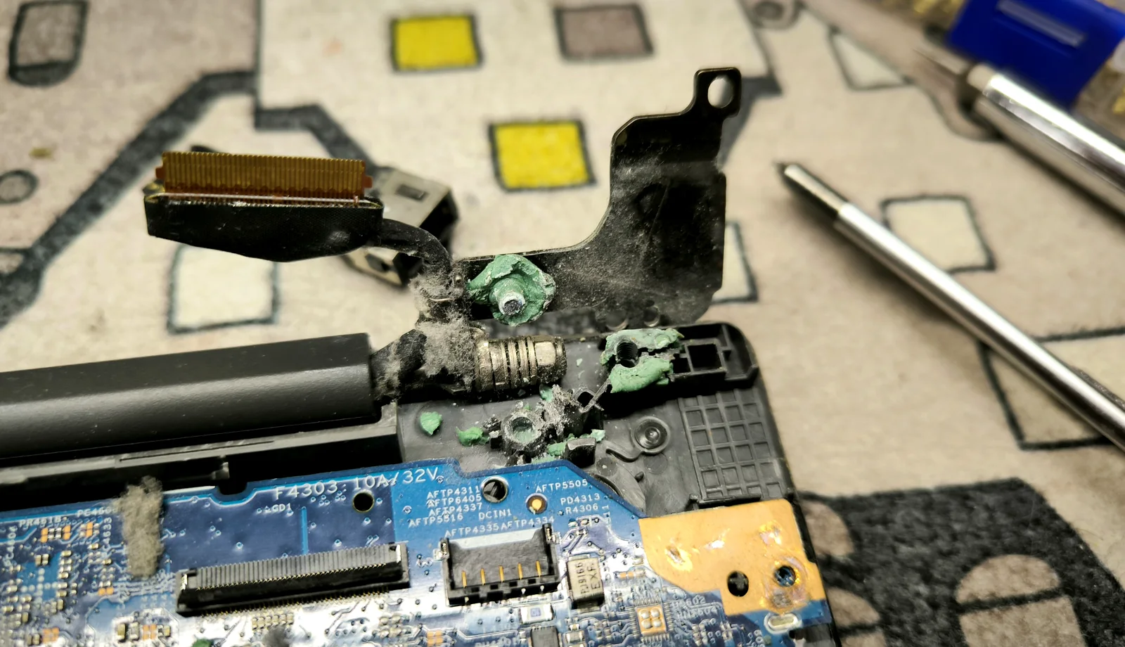 We inspect the hinge and mounting